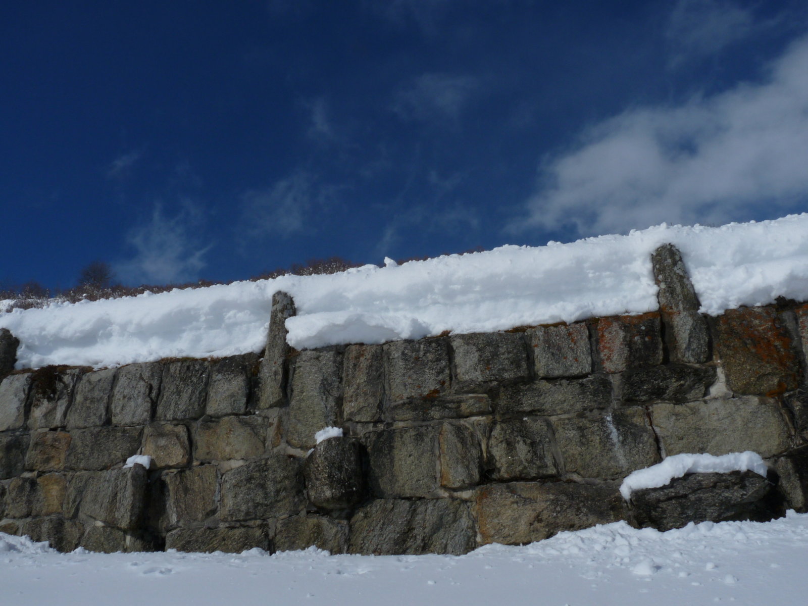 itt több mint 1/2 tömör hó van az úton