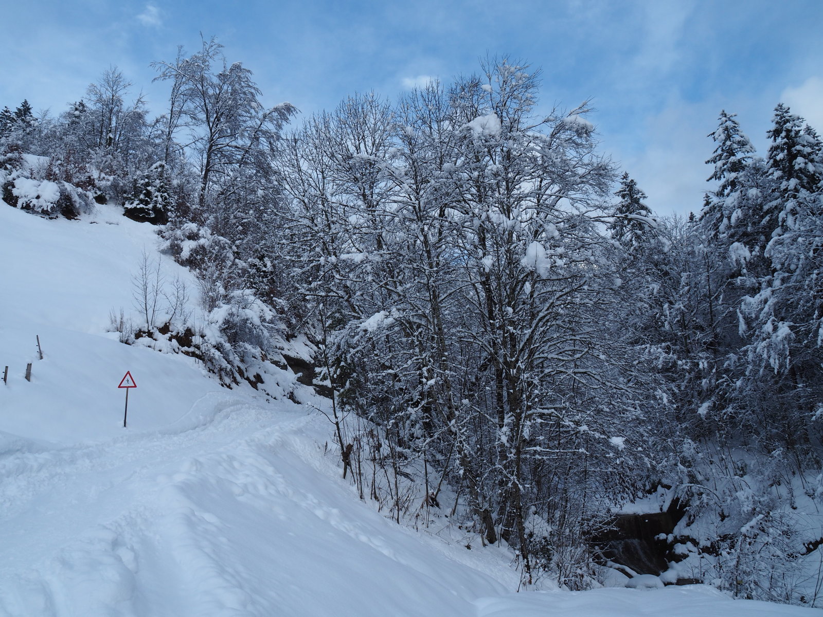 innen indult a sítúra, a tábla jelzi vigyázat sielőkkel lehet találkozni