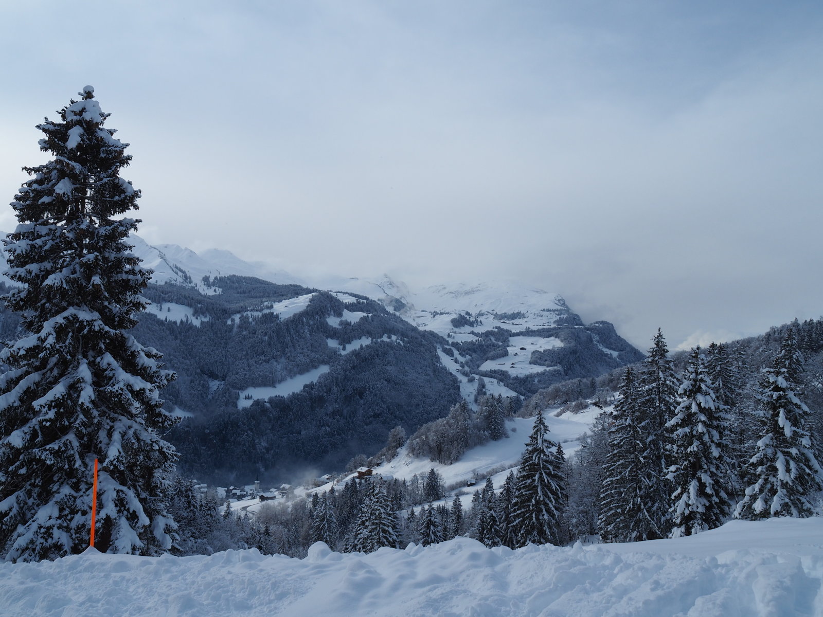 a háttérben Stoos sípályái