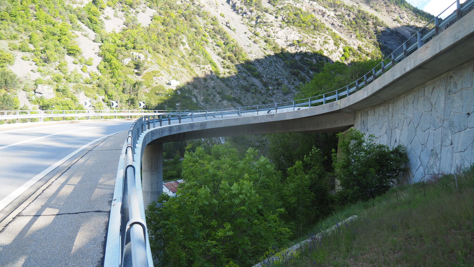 az út eleje végi hajtűkanyarokkal