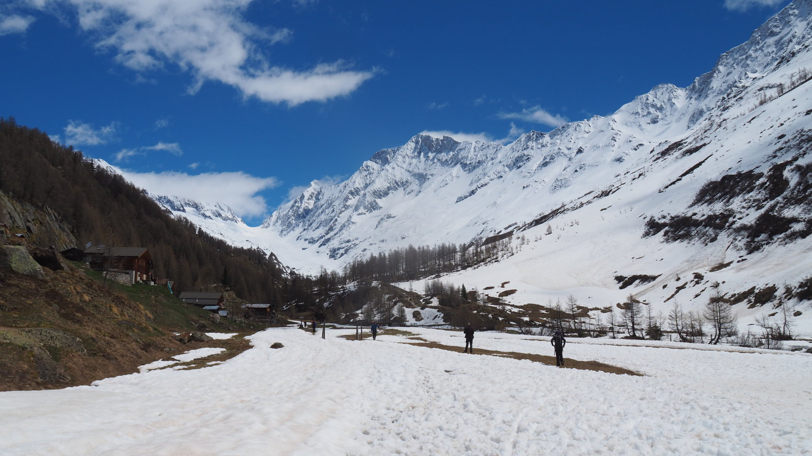a völgy végében jól sítúra útvonal van