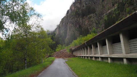Fent a hegy oldalában vezet a vasút, lent nyitott alagút a végében hó,sárlavina.