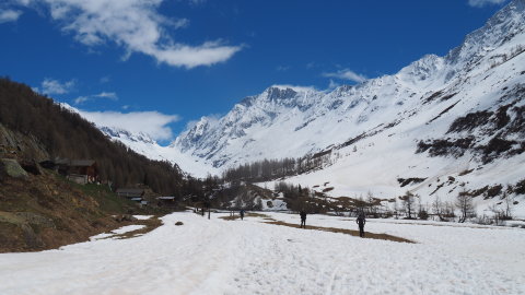 a völgy végében jól sítúra útvonal van