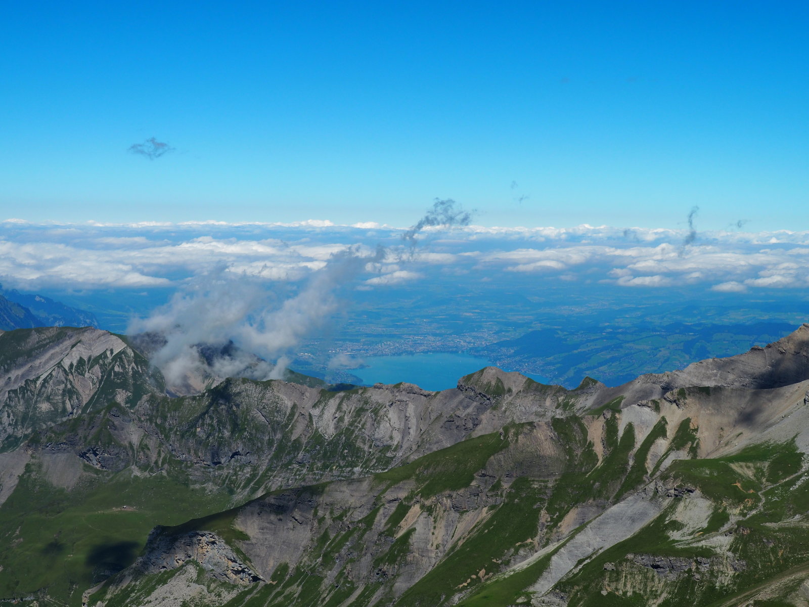 Észak felé a Thuner see látszik