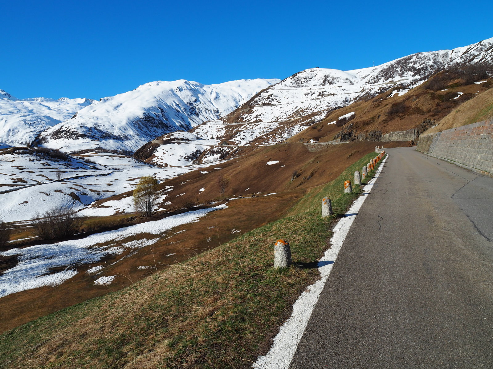 a Furka pass eleje, itt még két hete 50 cm hó volt a úton
