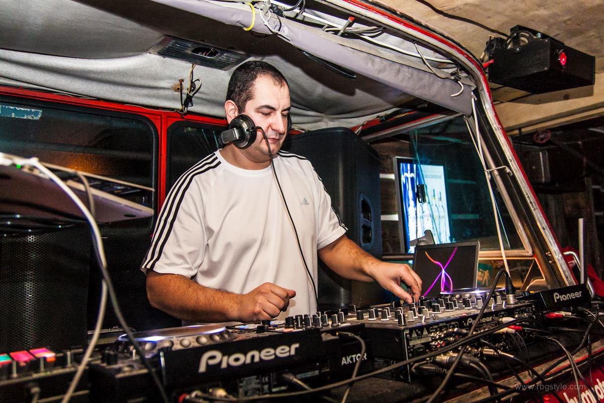 A Humno bárban a dj pult egy ratrak "pilótafülkéjében" lett kialakítva - forrás: www.humnotatry.sk