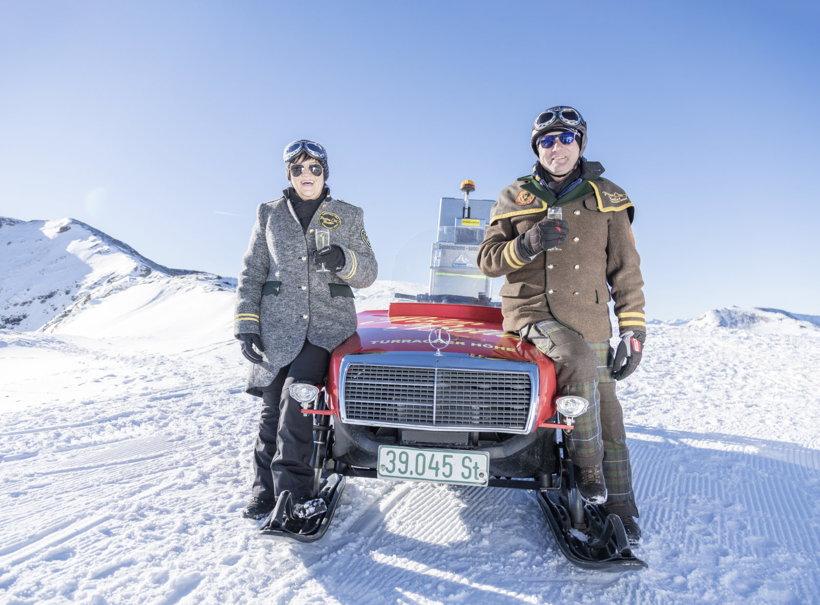 A pályakomornyik preseccoval kínálja a vendégeket |  Fotó: Attisani Hoch