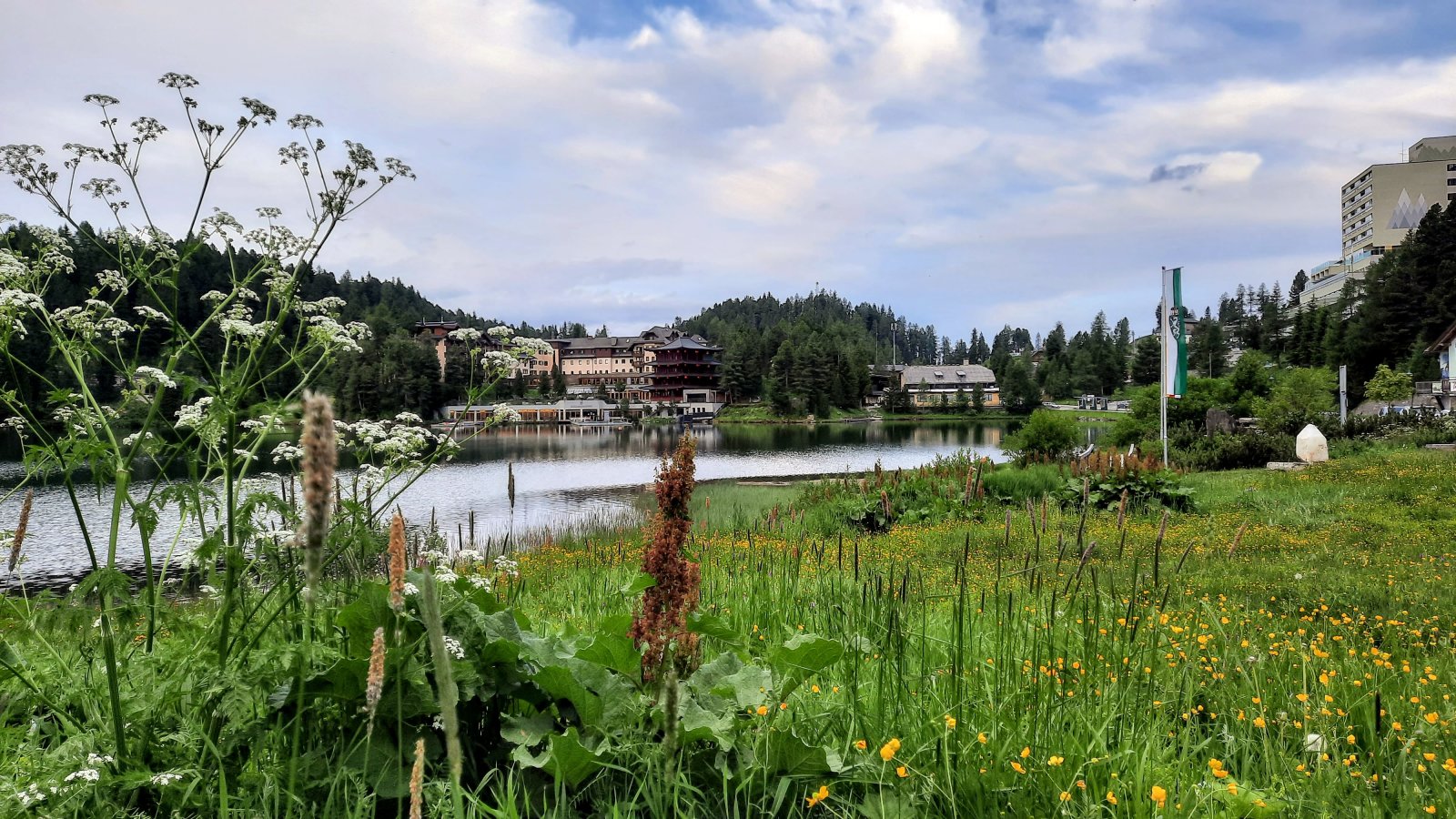 Jobbra látható a Panorama Hotel épülete