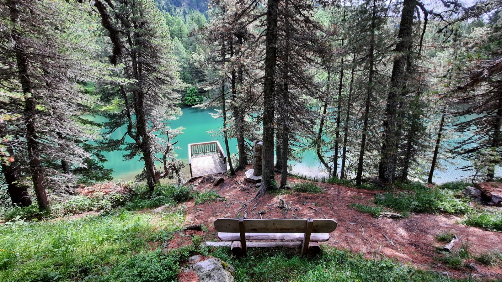 A Grünsee, azaz Zöld-tó. A Három-Tó-Túra ezt a romantikus tavat is érinti, végigvezet a partján.