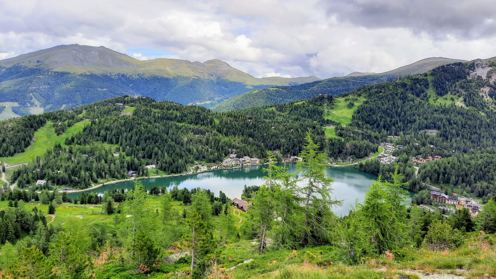 Kilátás a Turrach-tóra az Almzeit fennsíkról