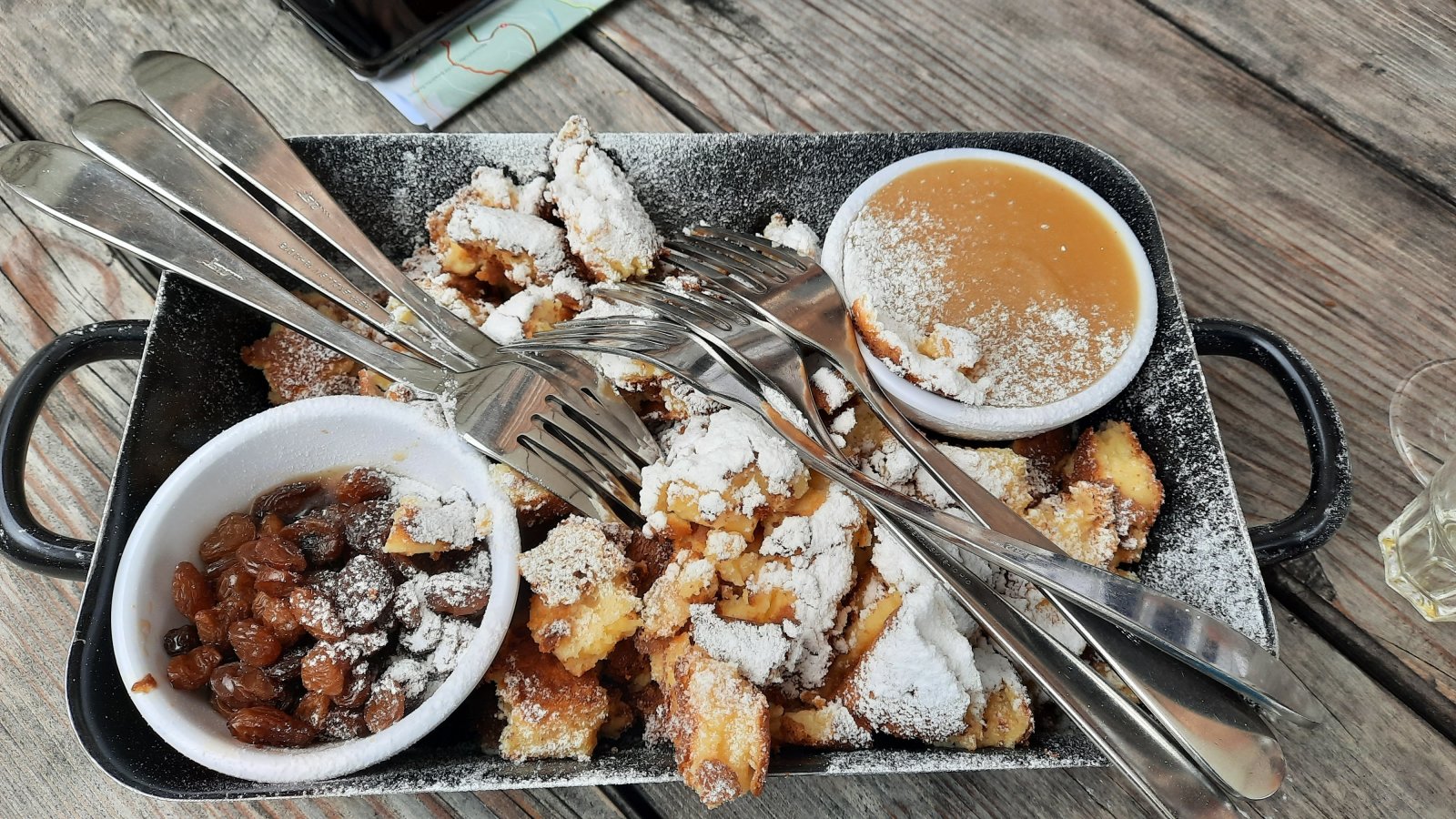 Kaiserschmarren, azaz császármorzsa mazsolával és almaszósszal az Almzeit Hüttében. Az egyik kedvenc ételünk Ausztriában.