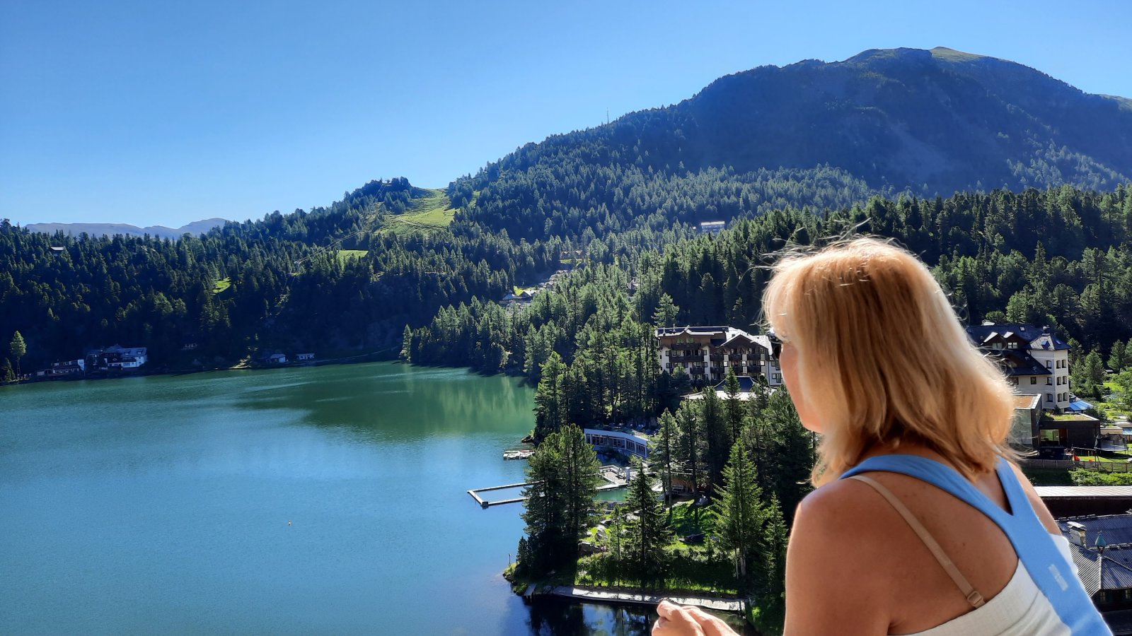 Meseszép kilátás az 1763 m tengerszint feletti magasságban fekvő Turrachi-tóra a Panorama Hotel teraszáról