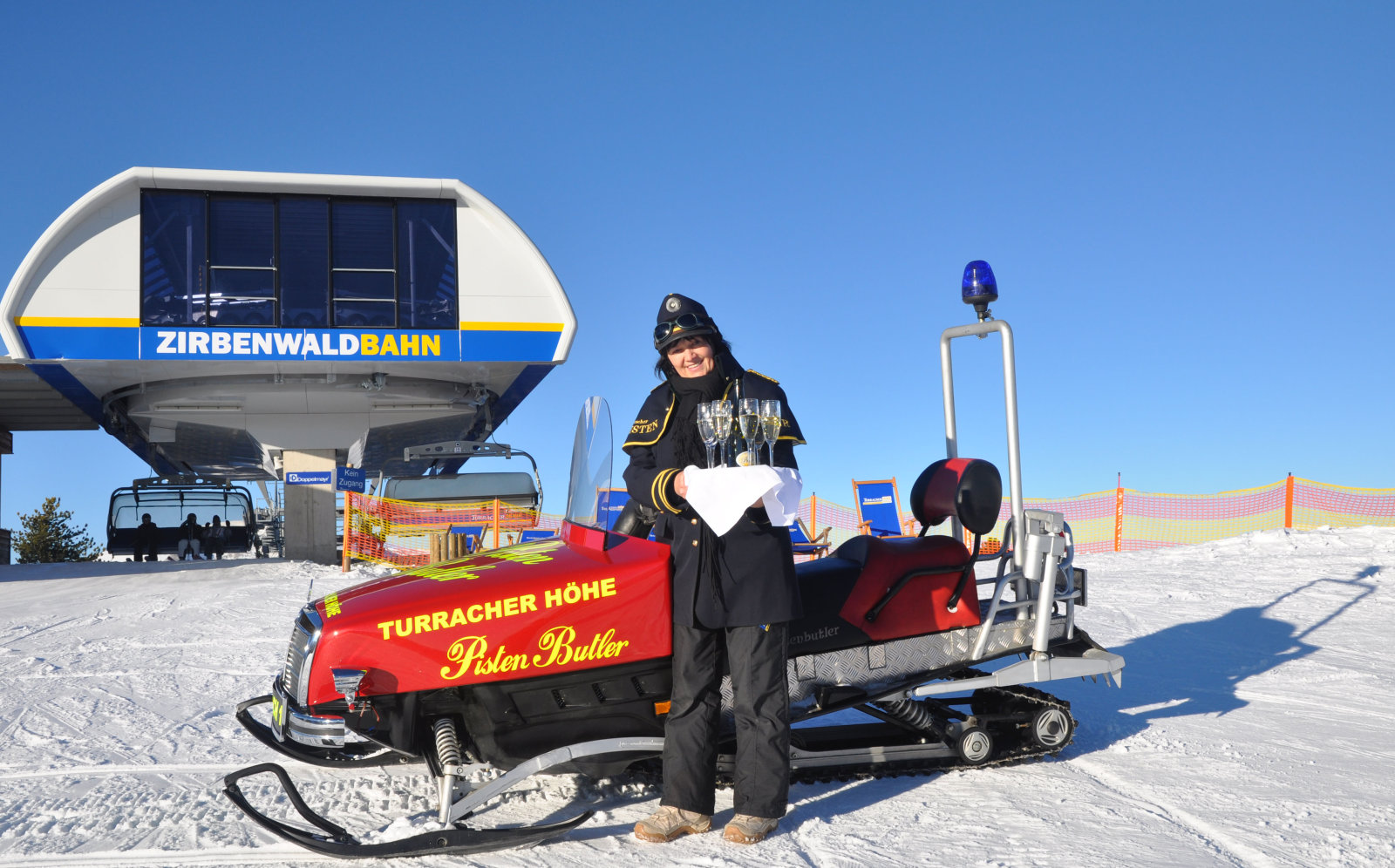 Pistenbutler azaz pályakomornyik osztogat pezsgőt Turracher Höhe-n.