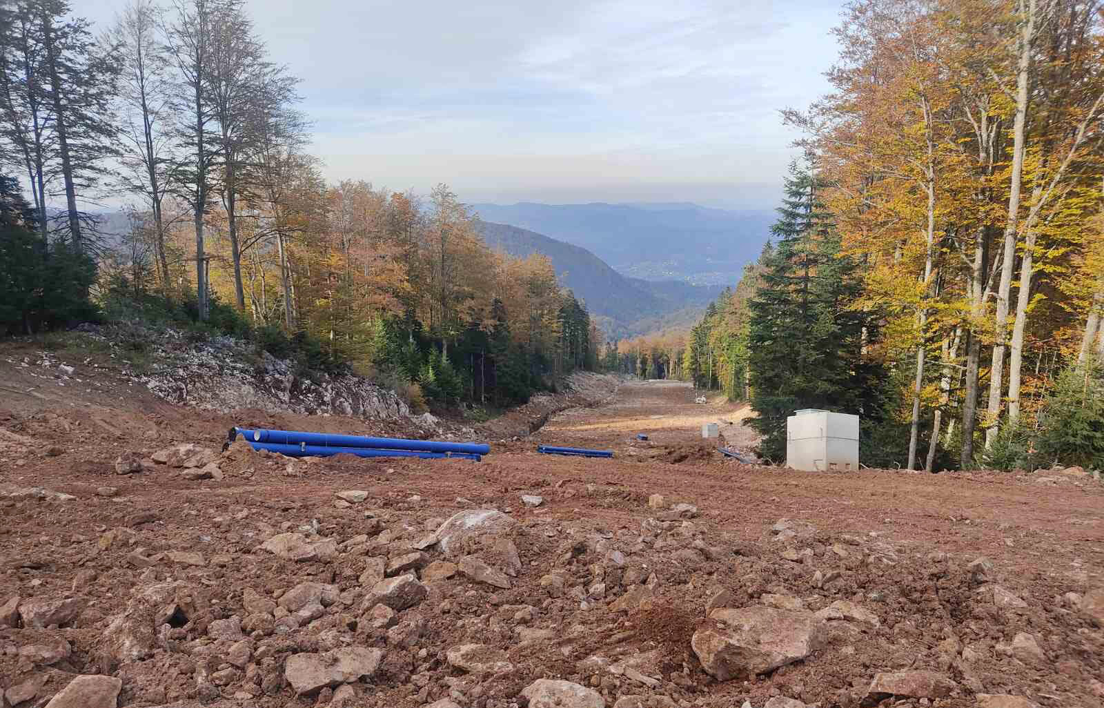 Első lépcsőben megvalósul egy öt kilométeres hóágyúzható pályarendszer, egy hatüléses, óránként 3 ezer fő kapacitású felvonó és egy 150 méteres varázsszőnyeg.