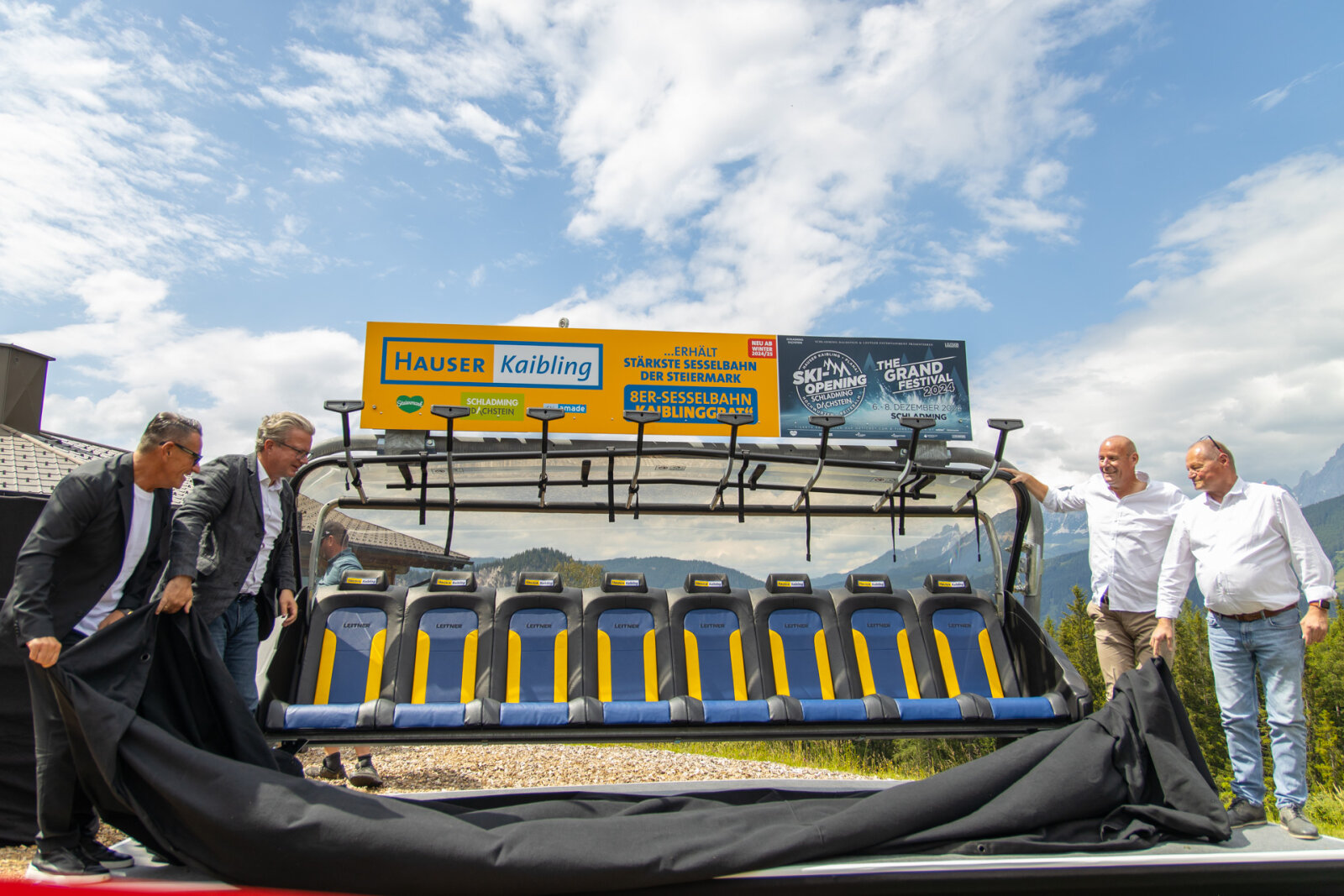 A június 24-i sajtótájékoztatón ünnepélyes keretek között mutatták be az új ülőliftet. Fotó: Vanray