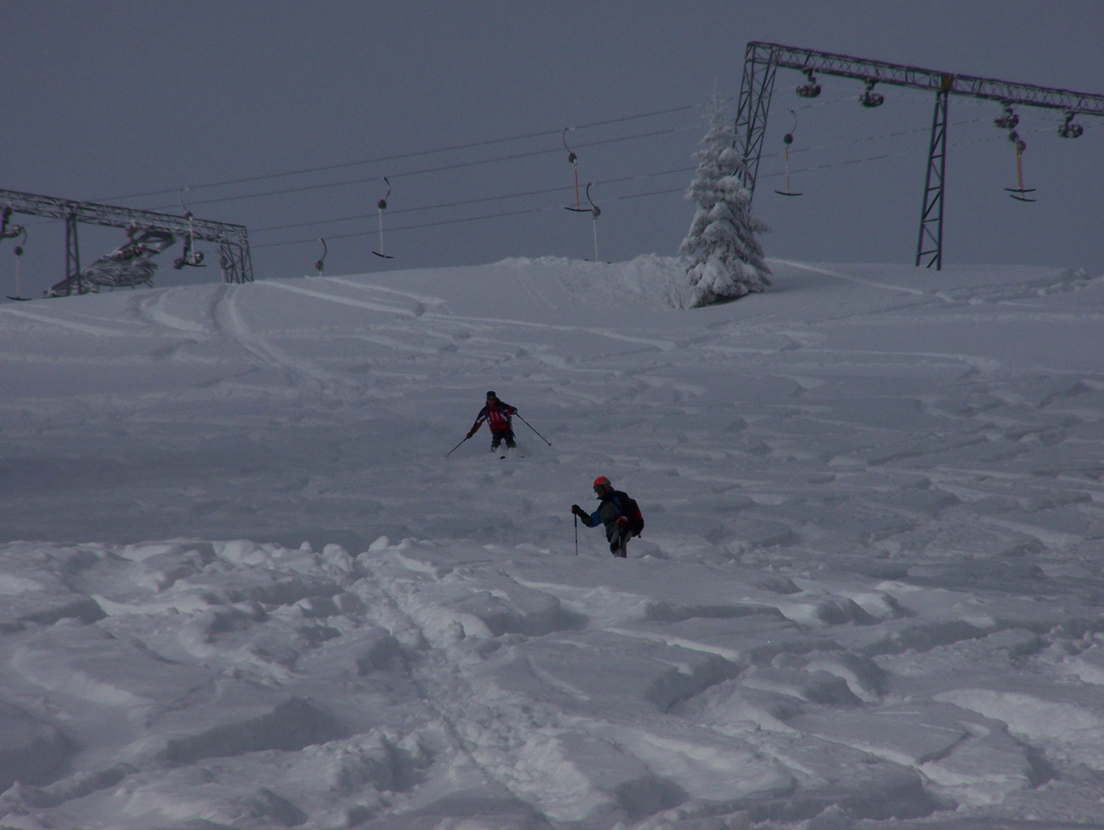 Síelők a FIS pályán