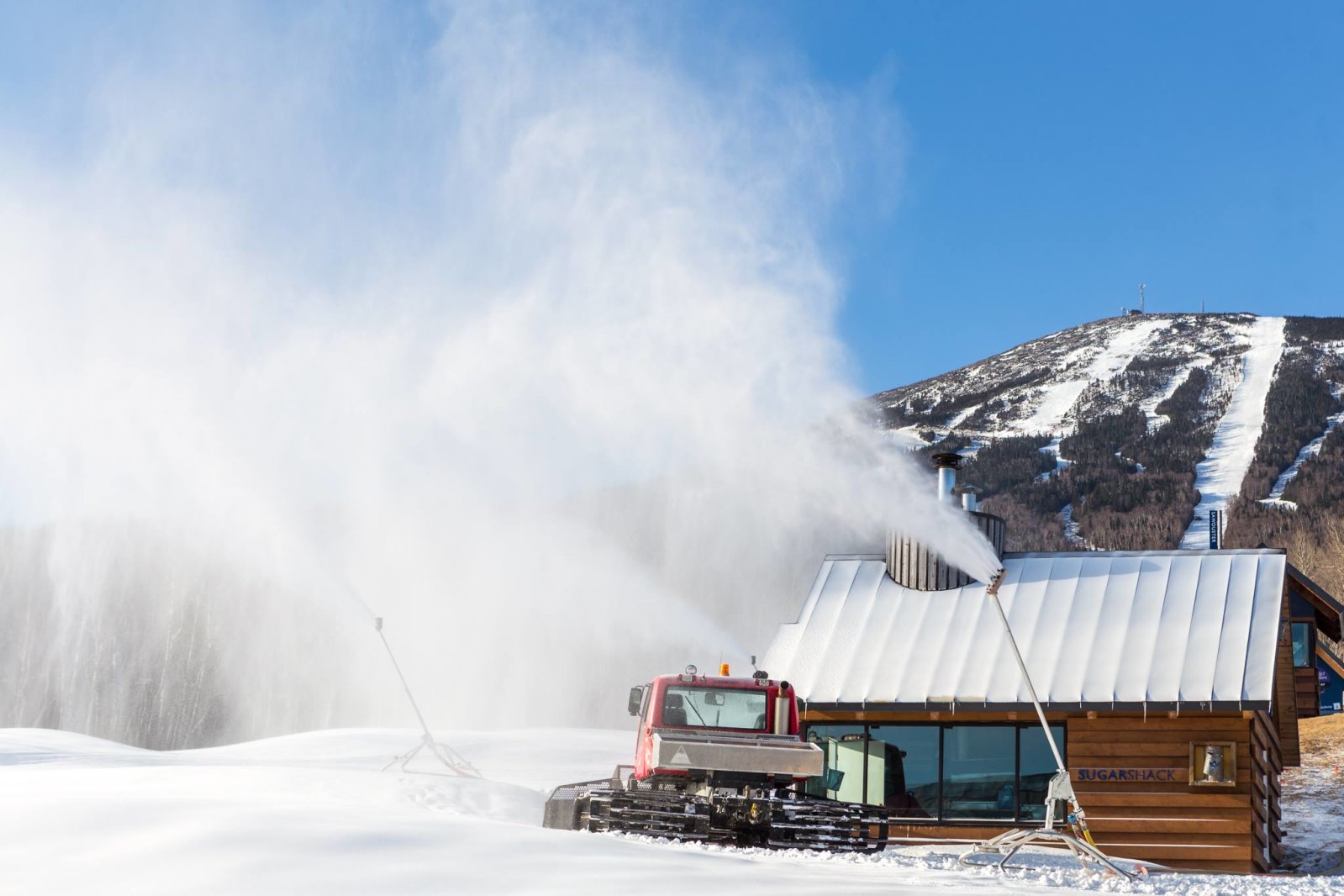 Így is lehet: hóágyúzás áprilisban - fotó: facebook