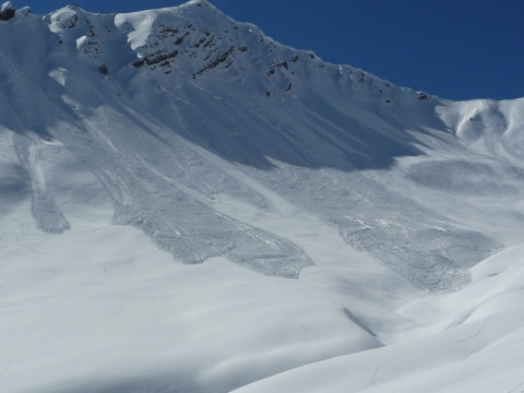 Le Pouret , 2512 m, pár lavina