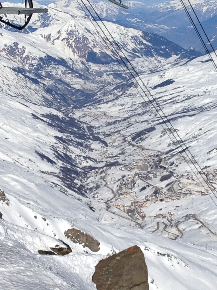 Belleville völgy a Caronról, felül(nagy épületek) Les Menuires, alatta Saint Martin
