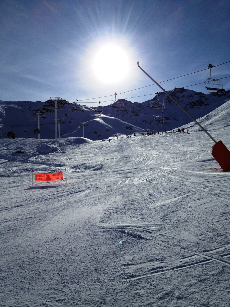 Jobbra fel a Caron kiskabinos, balra fel a Moutiers ülő felvonó és a Gentiane kék pálya