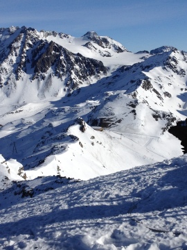 Jobb oldalt a Rosael felvonó, bal oldalt pedig a Funitel Grand Fond