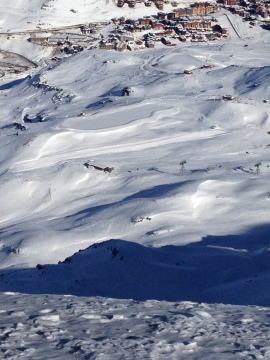 Val Thorens a háttérben, előtérben pedig a Funitel Grand Fond alsó állomása és oszlopai