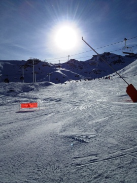 Jobbra fel a Caron kiskabinos, balra fel a Moutiers ülő felvonó és a Gentiane kék pálya