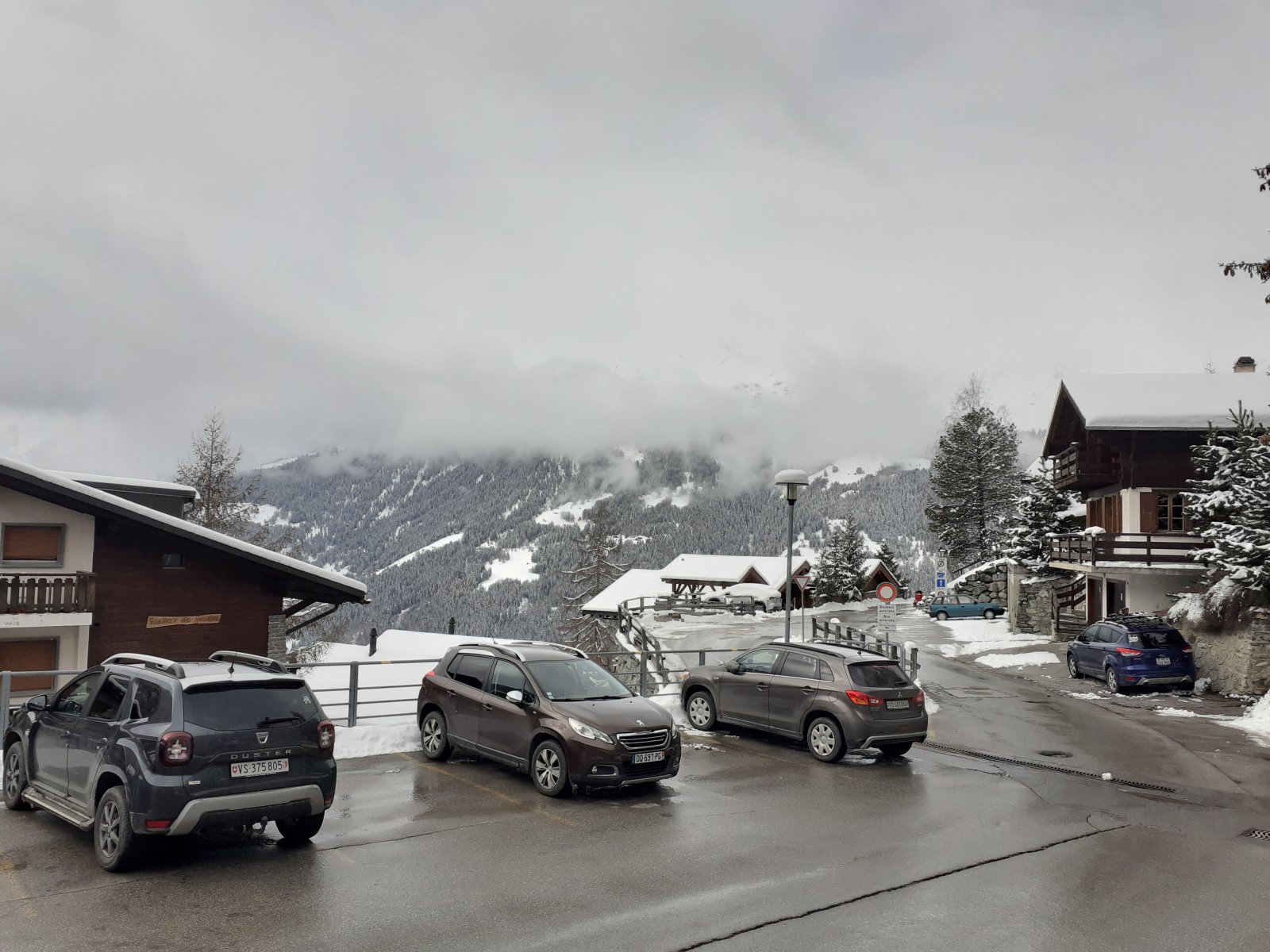 St. Luc, a vonat előtti parkoló, ahová nem lehet egész napra beállni