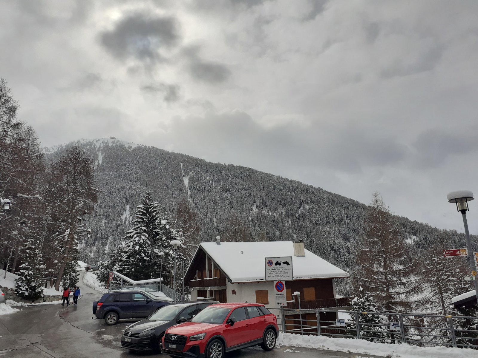 St. Luc, a vonat előtti parkoló, ahová nem lehet egész napra beállni