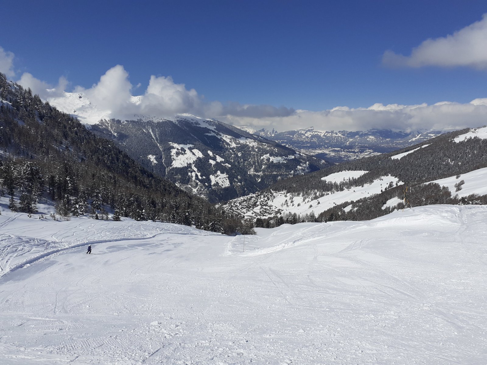 St. Luc, isteni piros pálya le a faluba, csak felvonó nincs a onnan