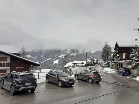 St. Luc, a vonat előtti parkoló, ahová nem lehet egész napra beállni