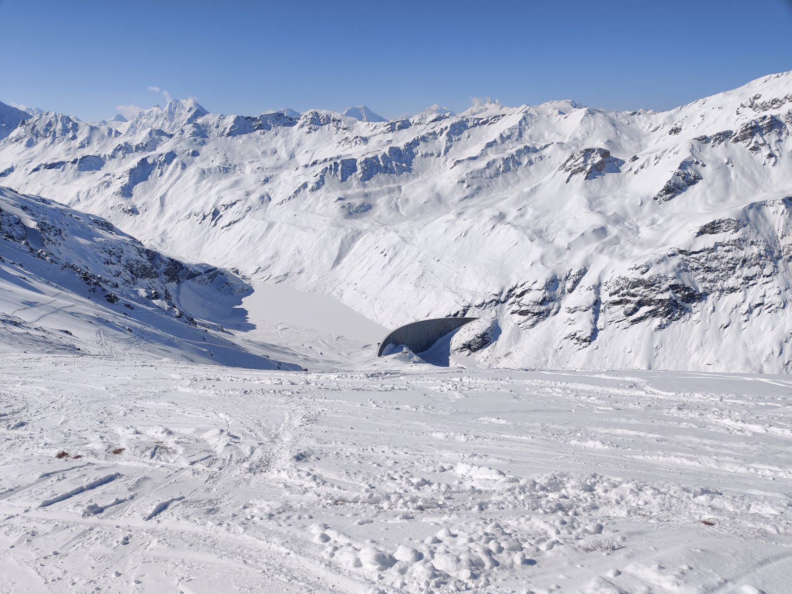 A víztározó, túl a gerincen, Zinal, Col nevű pályáról