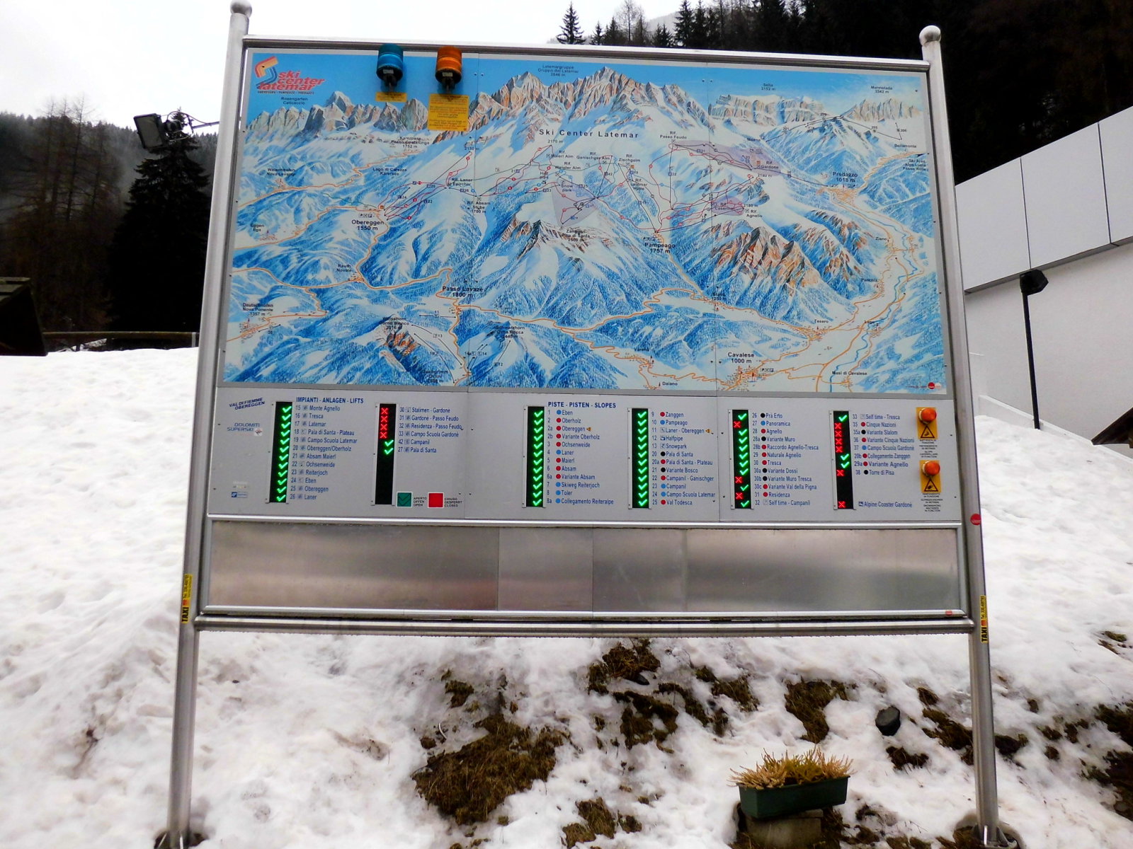 Latemar a tábla az álló liftekkel