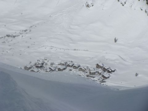 Rálátás Le Fornet (1930 m) házaira off-piste közben