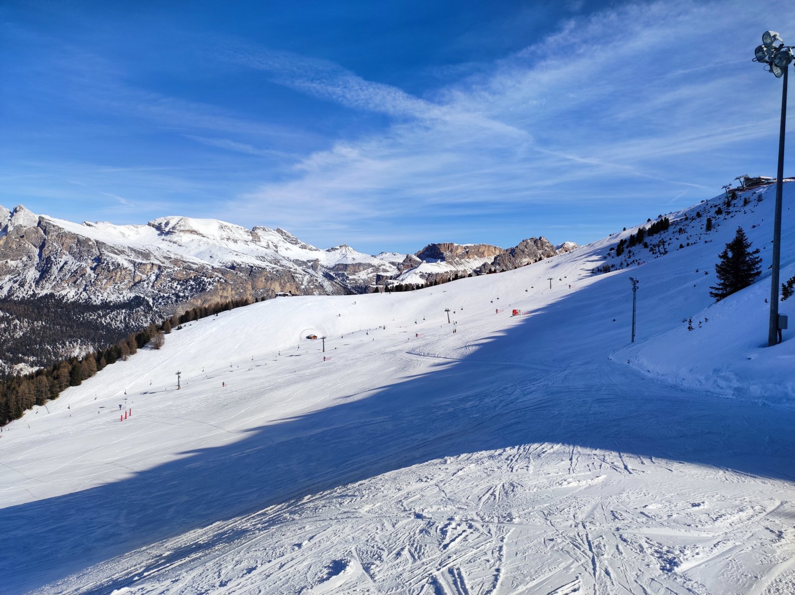 Szemben a dombtetőn a Saslonch hütte a Ciampinoi alatt