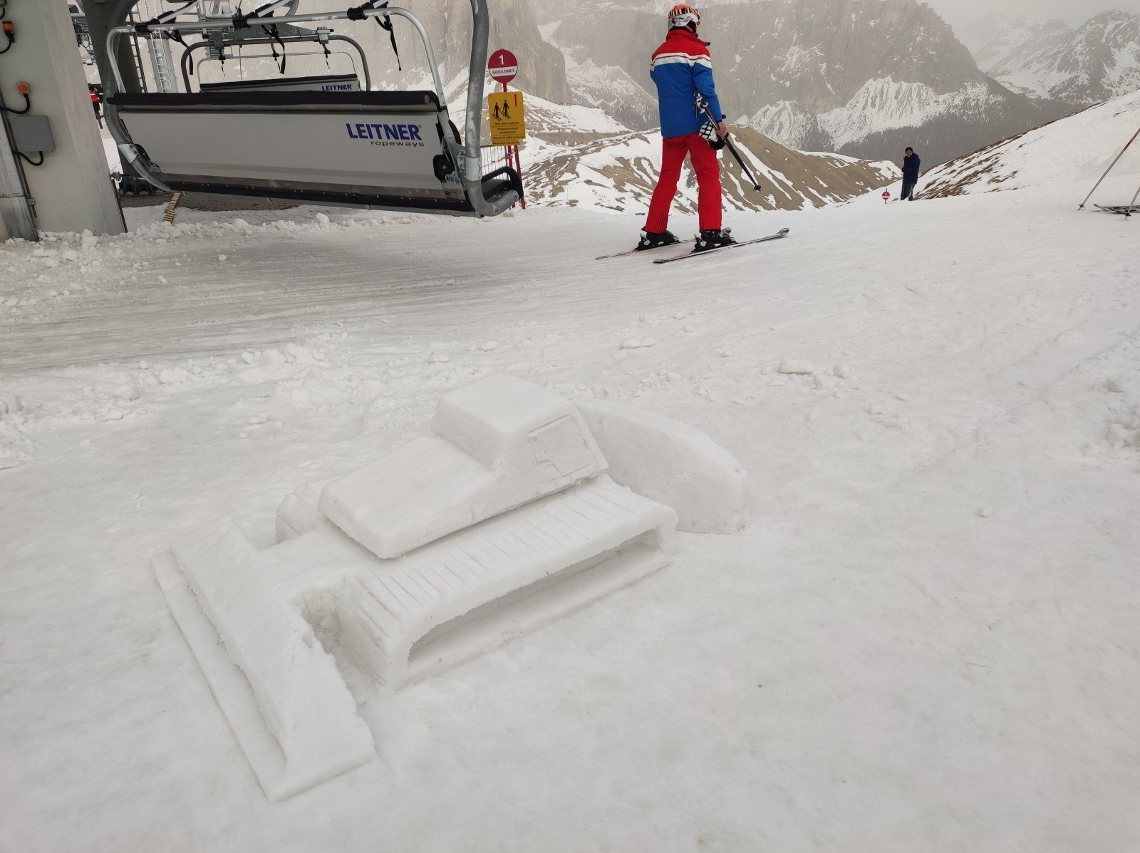 Ratrak a Sasso Levante felvonó tetejénél