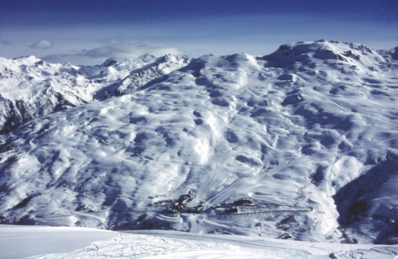 Középpen lenn Valmenier 1800 házai