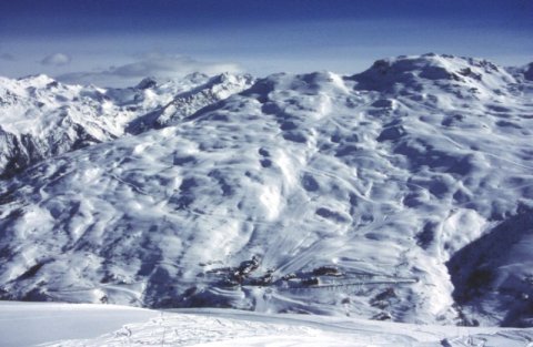 Középpen lenn Valmenier 1800 házai