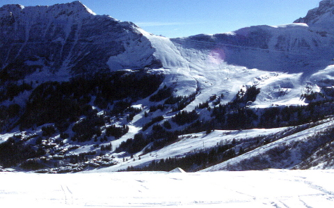 Lakótelep feletti Rochette-gerincről a település új része. Szemben a Gollett-hágó