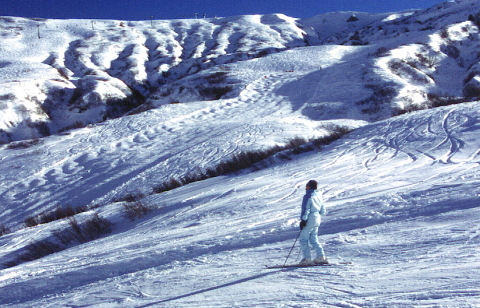 Roc Noir felvonó piros pályája. Háttérben a Lune Bleau székes felvonó