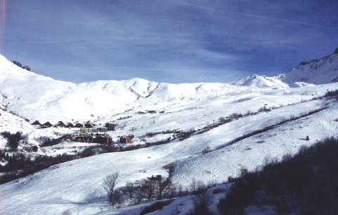 Longchamp házai és a Valmorelbe-be visszavivő hágó gerince