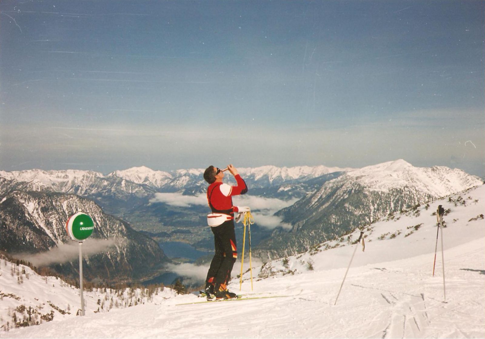 A Dachstein gleccseren 2700 m felett; alattam a Hallstatti-tó ívbelső partján a felhőcske alatt Hallstatt városka, amely egy igazi csoda, Salzkammergut legszebb fekvésű települése.