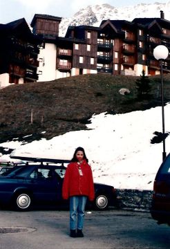 Évi lányom felesen lesült aranyos pofija Val Morelben Franciaországban egy tavaszi sítáborunkban valamikor a kilencvenes évek első felében.