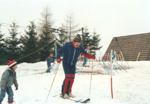 A legelső, még sajátmagam által gyártott- és felszerelt hódeszkámmal gyakorlatozom élénk érdeklődés mellett a hetvenes évek elején..