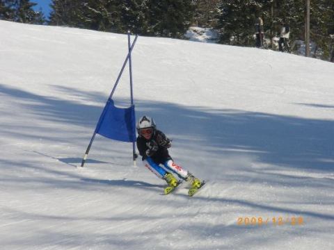Egy kitűnően versenysíző apró barátom, Prozlik Robin, aki Ausztriában egy híres síklub versenyzője már. Kapuvételi technikája tökéletes.