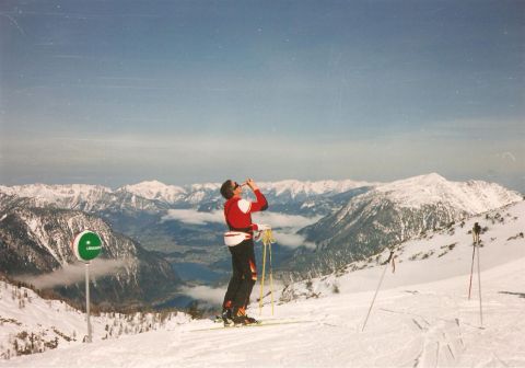 A Dachstein gleccseren 2700 m felett; alattam a Hallstatti-tó ívbelső partján a felhőcske alatt Hallstatt városka, amely egy igazi csoda, Salzkammergut legszebb fekvésű települése.