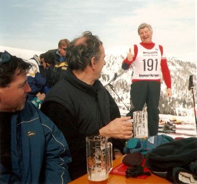 Innerkremsben a legjobb osztrák versenypályán az óriásműlesikló futamom után mutatom, hogy az ezüstérem megszerzése után már jöhet a kupa sör.