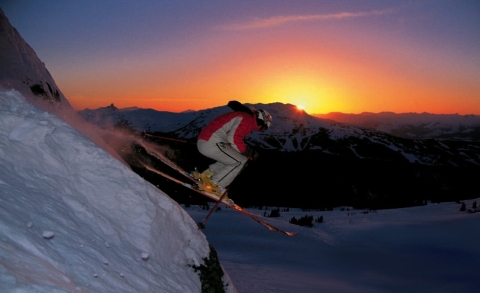 Este közeledvén a síző sietve igyekszik lefelé a hegyről.