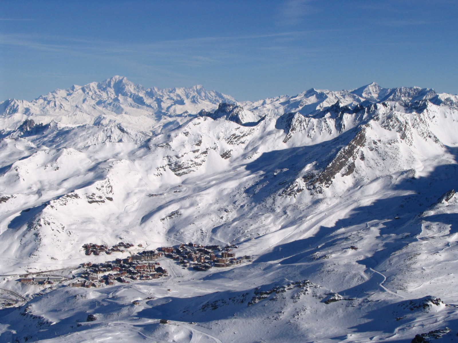 Kilátás a 2300 méteren fekvő Val Thorens-re a 3200 méteres Caron csúcsról. Panorámanézegetés után egy fantasztikus lesiklás következett.