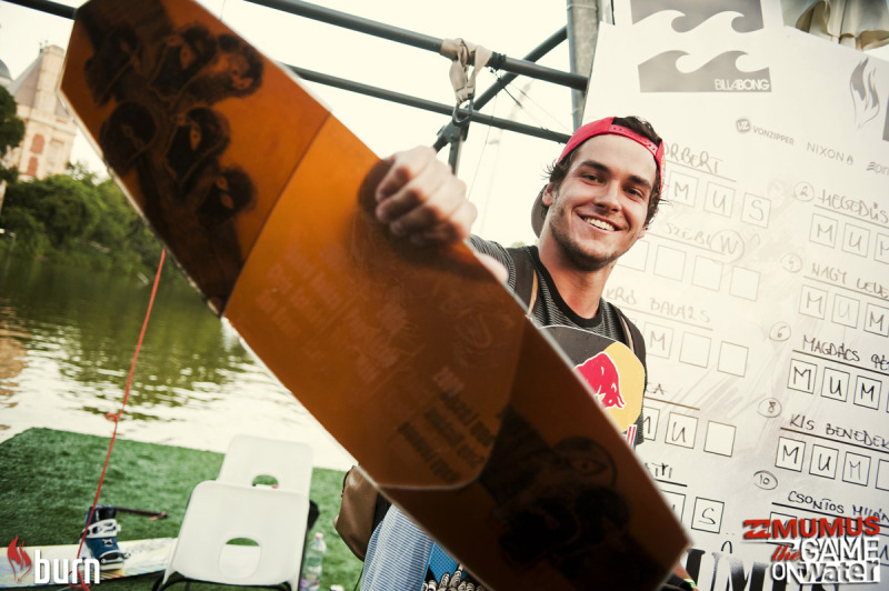 Szóláth Szebasztián kezében a MuMuS vándordíjjal